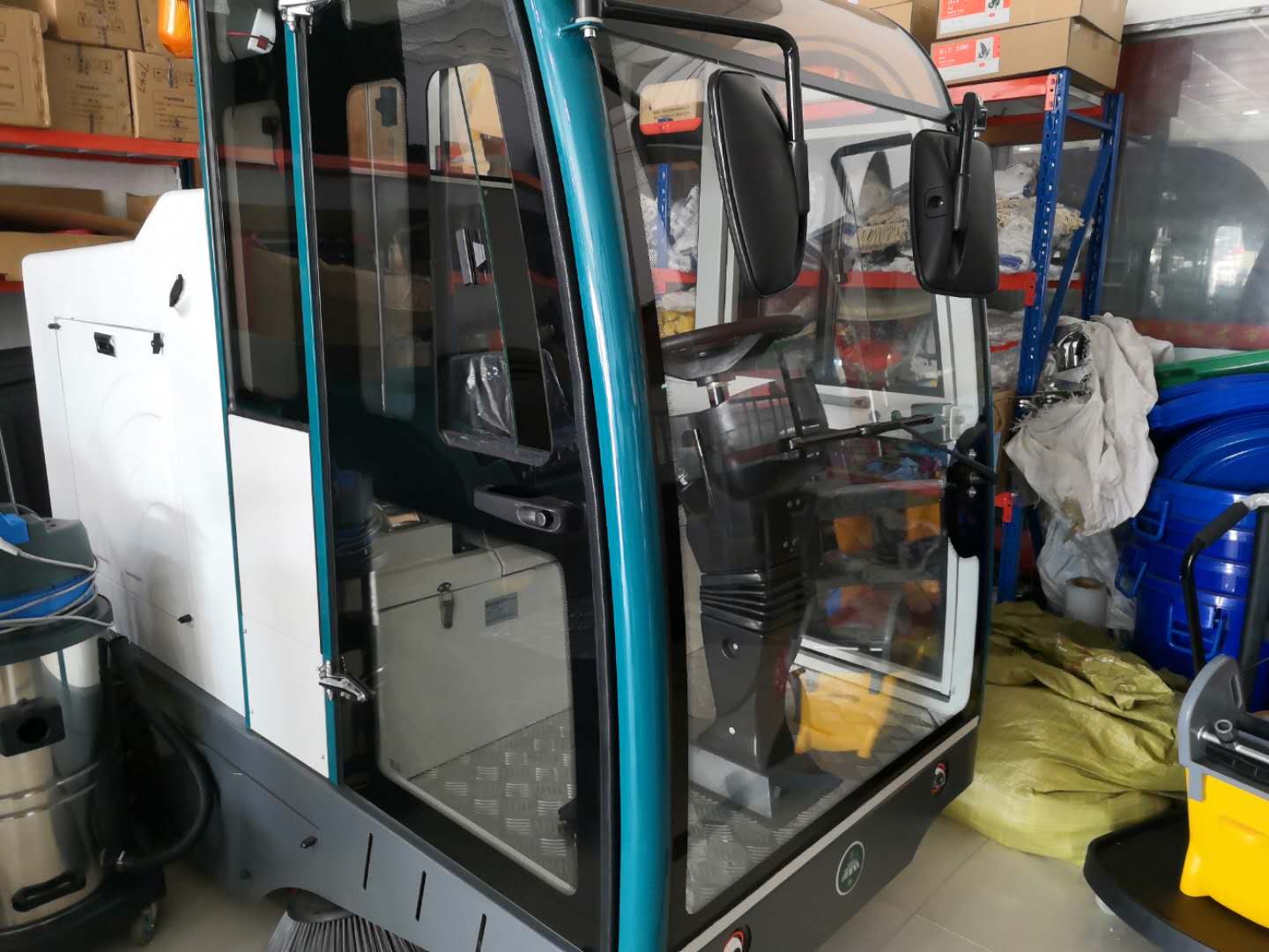 駕駛式洗地機.jpg